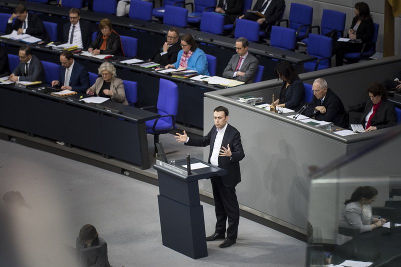 Plenarsitzung zur Abstimmung über das Deutsch-Französische Parlamentsabkommen. Dr. Nils Schmid, SPD, MdB, spricht. Im Hintergrund sind die Regierungsbank und der Vorsitz zu sehen.