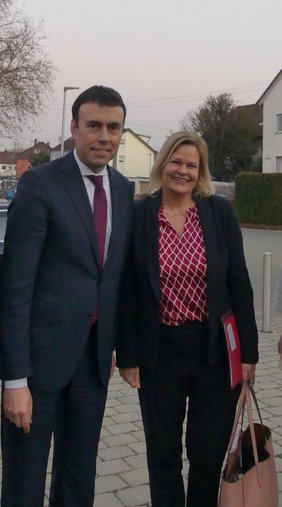 Nils Schmid und Nancy Faeser vor dem Udeon