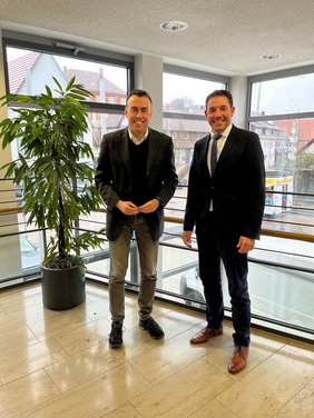 Neckartailfingens Bürgermeister Wolfgang Gogel und Bundestagsabgeordneter Nils Schmid im Rathaus Neckartailfingen