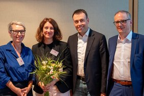 Das Foto zeigt Ulrike Flaig, Dorothea Kliche-Behnke, Nils Schmid sowie Bernd Georg Milla von der Kunststiftung Baden-Württemberg.