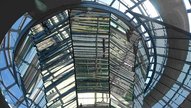Reflektion: Mit Spiegeln versehener Trichter in der Kuppel des Reichstages in Berlin.
