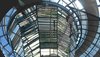 Reflektion: Mit Spiegeln versehener Trichter in der Kuppel des Reichstages in Berlin.