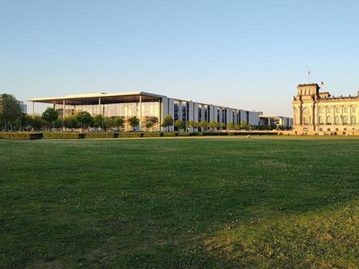 Das Paul-Löbe-Haus neben dem Reichstagsgebäude enthält Sitzungsräume und Abgeordnetenbüros.