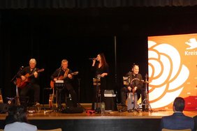 Die Band Acoustic Tree spielt auf der Bühne