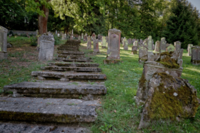 Foto von alten Grabsteinen und einer Treppe im Jüdischen Friedhof Buttenhausen.