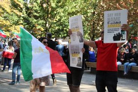 Demonstranten mit Fahne des Iran