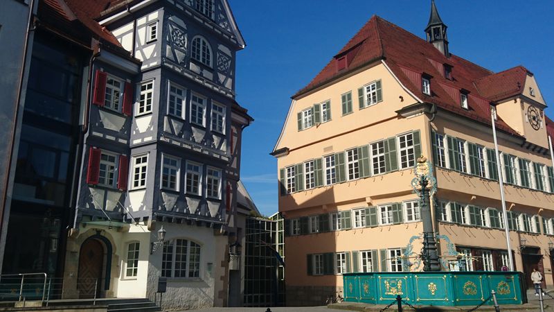 Der Marktplatz von Nürtingen mit dem Rathaus (rechts).